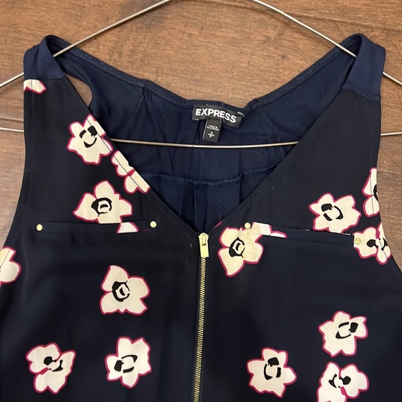 Sleeveless Floral Blouse - Picture 3 of 4